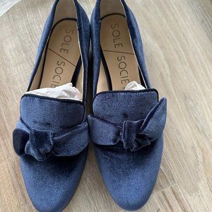Blue Velvet Bow Flat in Size 8
